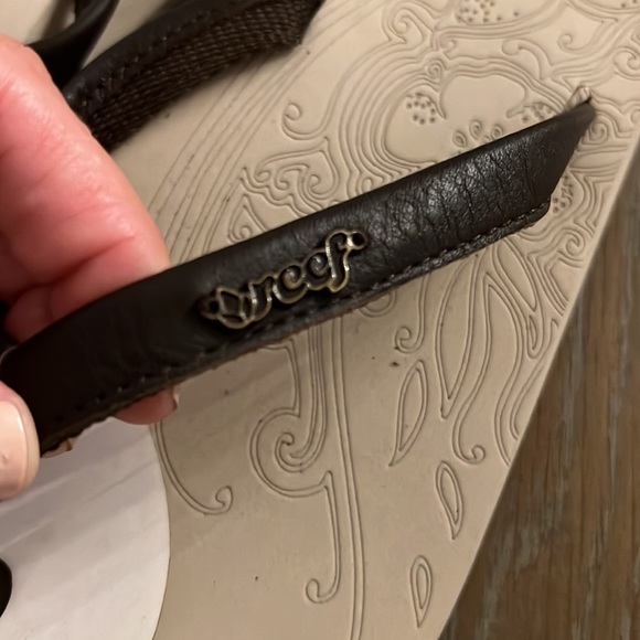 New Reef flip flops size 7 - Picture 3 of 6